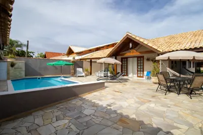 Casa - Térrea com piscina com 3 dormitórios (sendo 1 suite(s)) a 200,00 metros praia.