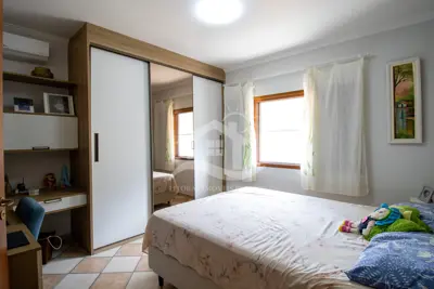 Casa - Térrea com piscina com 3 dormitórios (sendo 1 suite(s)) a 200,00 metros praia.
