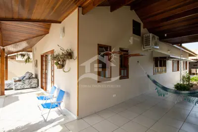 Casa - Térrea com piscina com 3 dormitórios (sendo 1 suite(s)) a 200,00 metros praia.