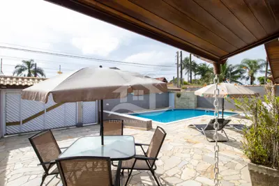 Casa - Térrea com piscina com 3 dormitórios (sendo 1 suite(s)) a 200,00 metros praia.