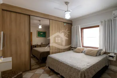 Casa - Térrea com piscina com 3 dormitórios (sendo 1 suite(s)) a 200,00 metros praia.