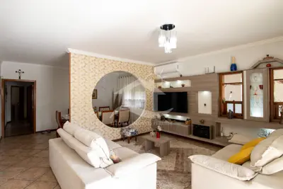 Casa - Térrea com piscina com 3 dormitórios (sendo 1 suite(s)) a 200,00 metros praia.