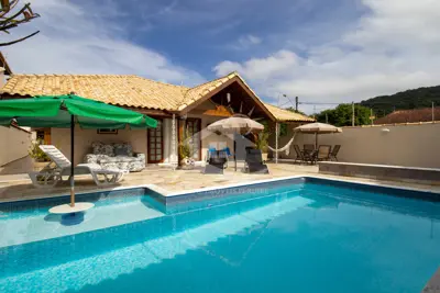Casa - Térrea com piscina com 3 dormitórios (sendo 1 suite(s)) a 200,00 metros praia.