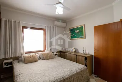 Casa - Térrea com piscina com 3 dormitórios (sendo 1 suite(s)) a 200,00 metros praia.