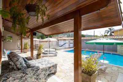 Casa - Térrea com piscina com 3 dormitórios (sendo 1 suite(s)) a 200,00 metros praia.