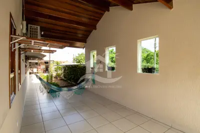 Casa - Térrea com piscina com 3 dormitórios (sendo 1 suite(s)) a 200,00 metros praia.