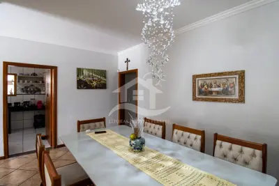 Casa - Térrea com piscina com 3 dormitórios (sendo 1 suite(s)) a 200,00 metros praia.