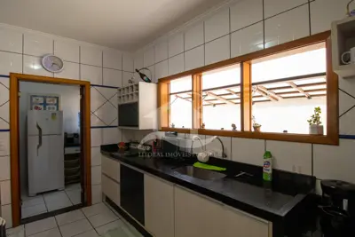 Casa - Térrea com piscina com 3 dormitórios (sendo 1 suite(s)) a 200,00 metros praia.