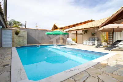 Casa - Térrea com piscina com 3 dormitórios (sendo 1 suite(s)) a 200,00 metros praia.