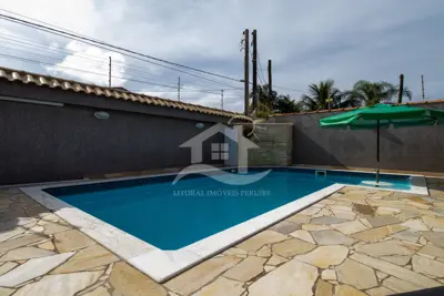 Casa - Térrea com piscina com 3 dormitórios (sendo 1 suite(s)) a 200,00 metros praia.