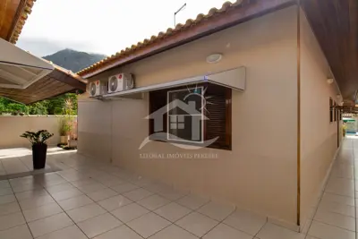 Casa - Térrea com piscina com 3 dormitórios (sendo 1 suite(s)) a 200,00 metros praia.