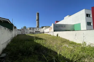 Terreno - Amplo com  dormitórios  a 700,00 metros praia.
