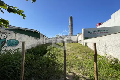 Terreno - Amplo com  dormitórios  a 700,00 metros praia.