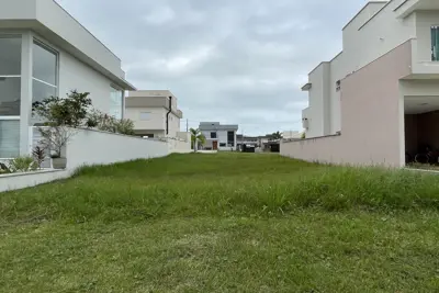 Terreno - Amplo com  dormitórios  a 1500,00 metros praia.
