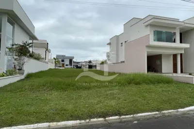 Terreno - Amplo com  dormitórios  a 1500,00 metros praia.