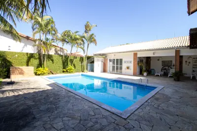 Casa - Térrea com piscina com 5 quartos (sendo 3 suite(s)) a 700,00 metros praia.