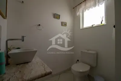 Casa - Térrea com piscina com 5 quartos (sendo 3 suite(s)) a 700,00 metros praia.