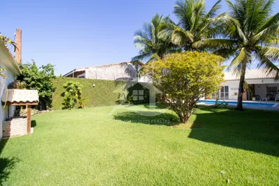 Casa - Térrea com piscina com 5 quartos (sendo 3 suite(s)) a 700,00 metros praia.