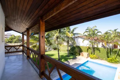 Casa - Térrea com piscina com 5 quartos (sendo 3 suite(s)) a 700,00 metros praia.