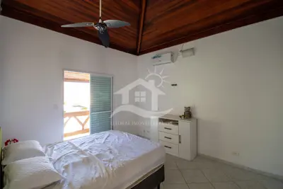 Casa - Térrea com piscina com 5 quartos (sendo 3 suite(s)) a 700,00 metros praia.