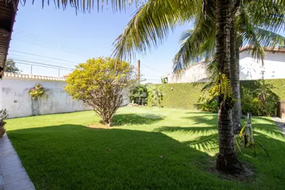 Casa - Térrea com piscina com 5 quartos (sendo 3 suite(s)) a 700,00 metros praia.