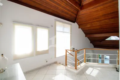 Casa - Térrea com piscina com 5 quartos (sendo 3 suite(s)) a 700,00 metros praia.