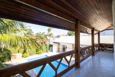 Casa - Térrea com piscina com 5 quartos (sendo 3 suite(s)) a 700,00 metros praia.