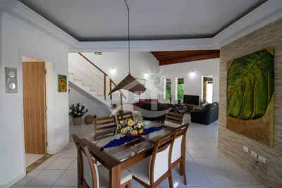 Casa - Térrea com piscina com 5 quartos (sendo 3 suite(s)) a 700,00 metros praia.