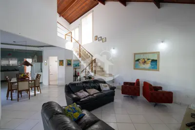 Casa - Térrea com piscina com 5 quartos (sendo 3 suite(s)) a 700,00 metros praia.