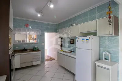 Casa - Térrea com piscina com 5 quartos (sendo 3 suite(s)) a 700,00 metros praia.