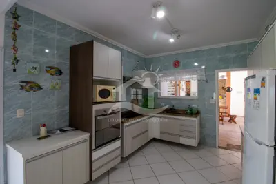 Casa - Térrea com piscina com 5 quartos (sendo 3 suite(s)) a 700,00 metros praia.