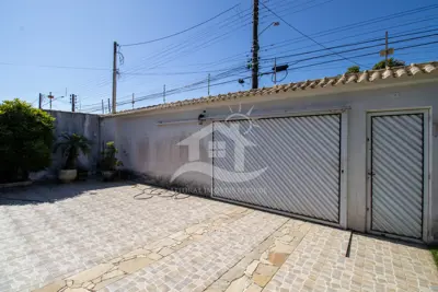 Casa - Térrea com piscina com 5 quartos (sendo 3 suite(s)) a 700,00 metros praia.