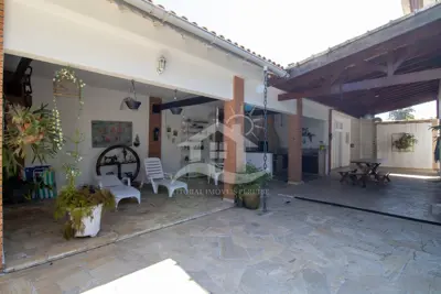 Casa - Térrea com piscina com 5 quartos (sendo 3 suite(s)) a 700,00 metros praia.