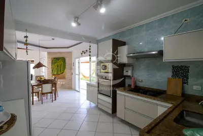 Casa - Térrea com piscina com 5 quartos (sendo 3 suite(s)) a 700,00 metros praia.