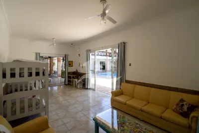 Casa - Térrea com piscina com 5 quartos (sendo 3 suite(s)) a 700,00 metros praia.