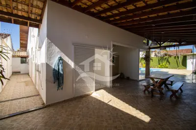 Casa - Térrea com piscina com 5 quartos (sendo 3 suite(s)) a 700,00 metros praia.