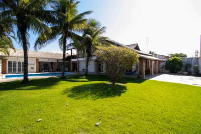 Casa - Térrea com piscina com 5 quartos (sendo 3 suite(s)) a 700,00 metros praia.