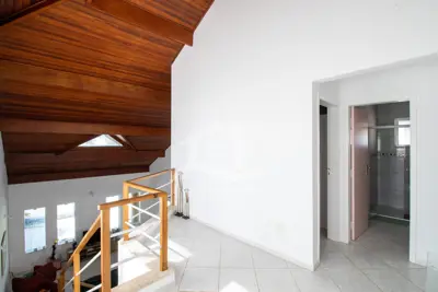 Casa - Térrea com piscina com 5 quartos (sendo 3 suite(s)) a 700,00 metros praia.