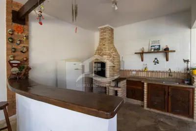 Casa - Térrea com piscina com 5 quartos (sendo 3 suite(s)) a 700,00 metros praia.