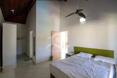 Casa - Térrea com piscina com 5 quartos (sendo 3 suite(s)) a 700,00 metros praia.