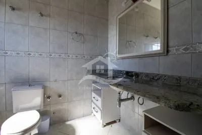 Casa - Térrea com piscina com 5 quartos (sendo 3 suite(s)) a 700,00 metros praia.