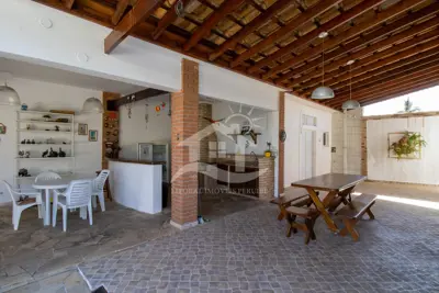 Casa - Térrea com piscina com 5 quartos (sendo 3 suite(s)) a 700,00 metros praia.