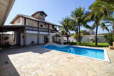 Casa - Térrea com piscina com 5 quartos (sendo 3 suite(s)) a 700,00 metros praia.