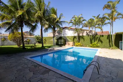 Casa - Térrea com piscina com 5 quartos (sendo 3 suite(s)) a 700,00 metros praia.