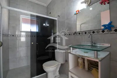 Casa - Térrea com piscina com 5 quartos (sendo 3 suite(s)) a 700,00 metros praia.