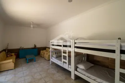 Casa - Térrea com piscina com 5 quartos (sendo 3 suite(s)) a 700,00 metros praia.