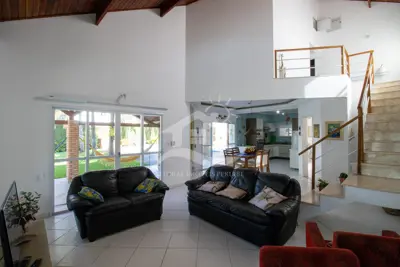 Casa - Térrea com piscina com 5 quartos (sendo 3 suite(s)) a 700,00 metros praia.