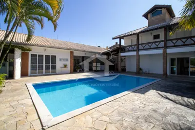 Casa - Térrea com piscina com 5 quartos (sendo 3 suite(s)) a 700,00 metros praia.