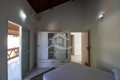 Casa - Térrea com piscina com 5 quartos (sendo 3 suite(s)) a 700,00 metros praia.