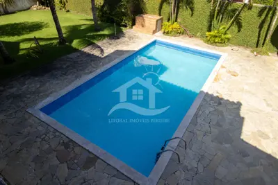 Casa - Térrea com piscina com 5 quartos (sendo 3 suite(s)) a 700,00 metros praia.